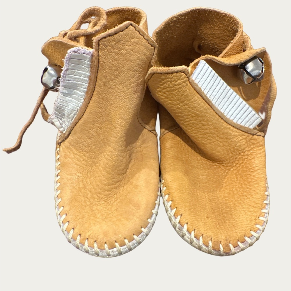 Minnetonka Kids Moccasins in Tan and White size 6. Vintage